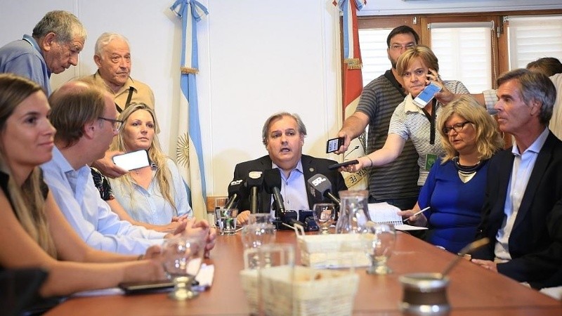 Farías y otros integrantes del ex gobierno de Lifschitz respondieron al equipo de Perotti.