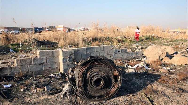Los restos del avión derribado en Irán. 