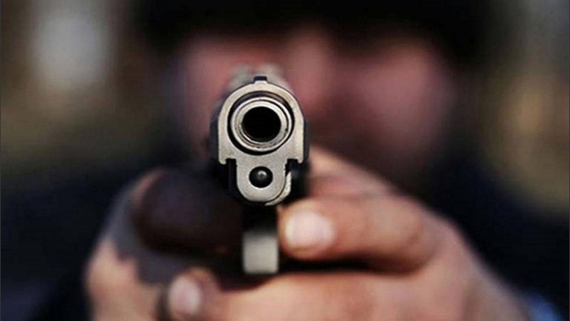 El hombre fue baleado desde una moto. 