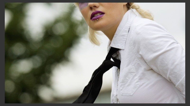 La corbata viene usándose por mujeres ya desde los años 20.