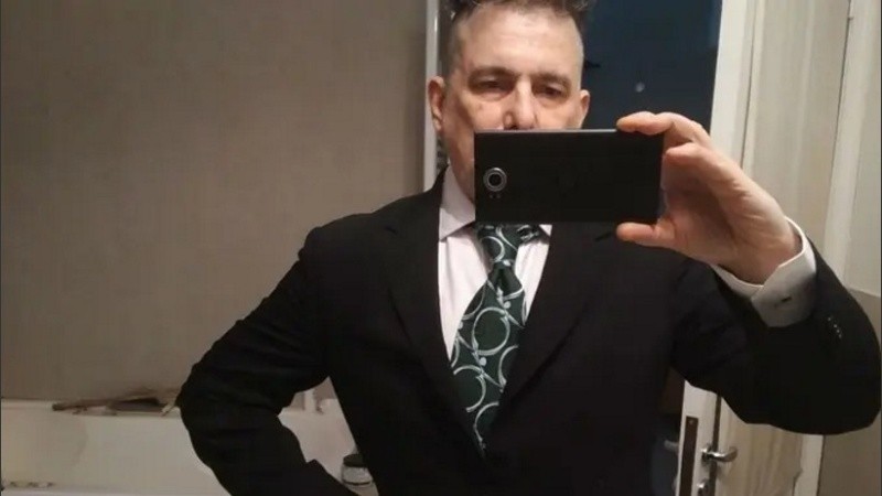 Calamaro de traje antes de ir al cumpleaños. 