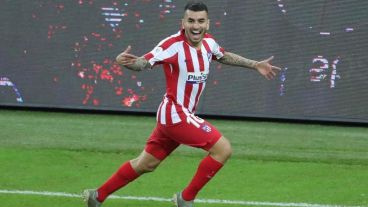 El rosarino Ángel Correa eliminó al Barsa de Messi de la Supercopa de España