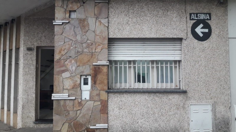 El balazo fue contra la ventana que da a Alsina. 