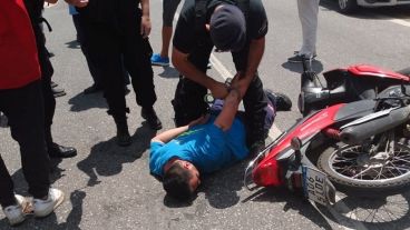 El motochorro en el momento que fue detenido por la Policía.