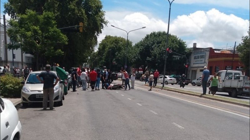Vecinos derribaron y golpearon al motochorro. 