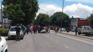 Vecinos derribaron y golpearon al motochorro.