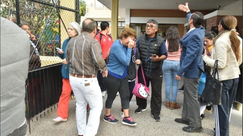 Desesperación de los padres en la puerta del colegio mexicano en el que ocurrió la tragedia. 