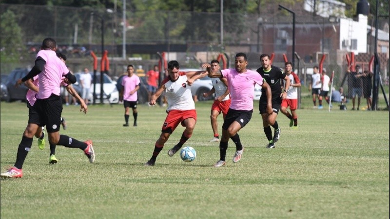 Una de las acciones del amistoso de este sábado en el predio rojinegro. 