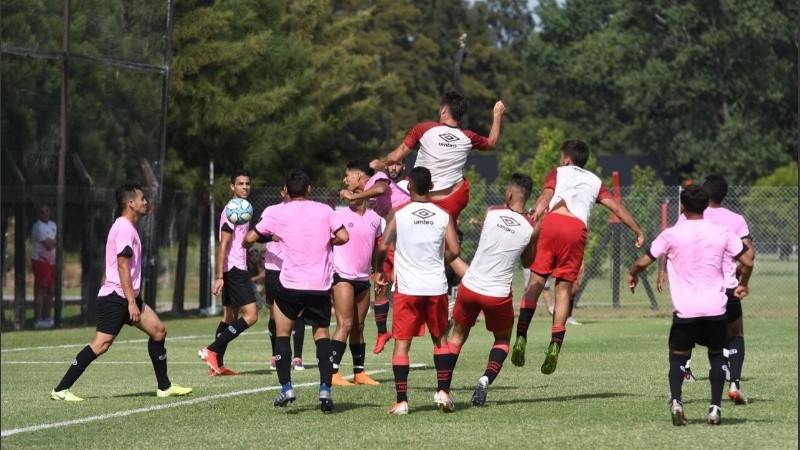 Una de las acciones del amistoso de este sábado en el predio rojinegro. 
