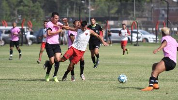 Una de las acciones del amistoso de este sábado en el predio rojinegro.