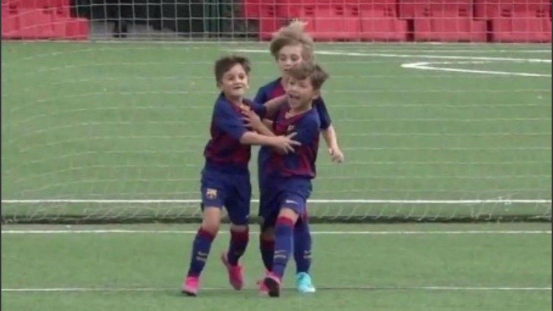 El festejo de Thiago Messi con sus compañeritos. 