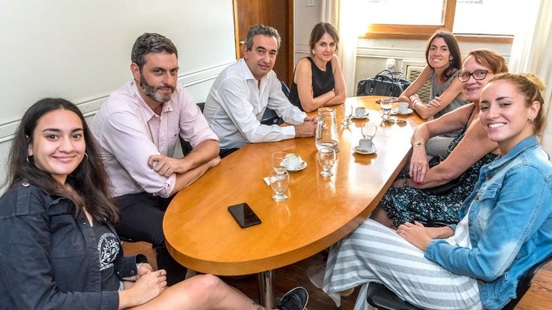 Javkin participó del encuentro con Gimena y su familia en la Municipalidad.