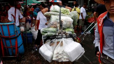 Ante la falta de bolsitas los consumidores sorprenden con diferentes elementos para llevar productos.