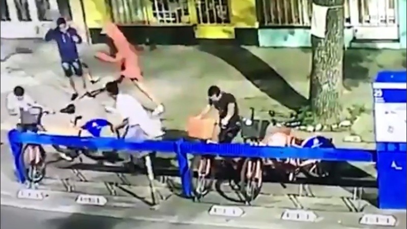 El ataque a la estación de bicicletas públicas en Francia y La Paz.