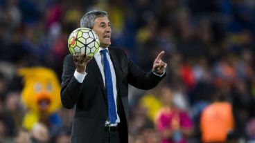 Setién, de traje dirigiendo al Betis en la Liga de España.