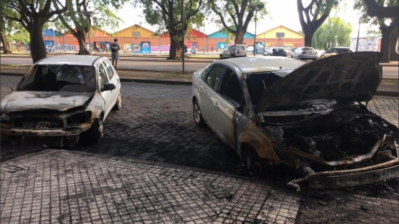 Los dos autos fueron prendidos fuego.