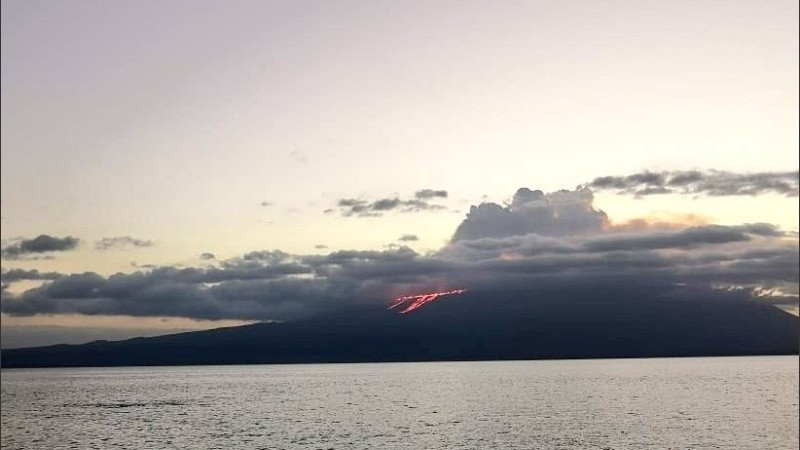 El volcán de 1467 metros de altura presenta una fisura a lo largo del flanco sudoeste.