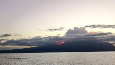 El volcán de 1467 metros de altura presenta una fisura a lo largo del flanco sudoeste.