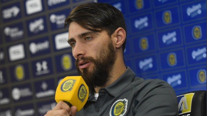 Laso dando su primera conferencia de prensa en Rosario Central. 
