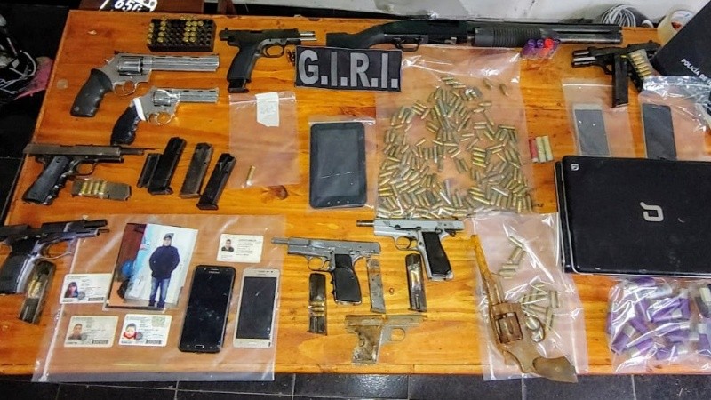Se secuestraron armas, celulares y notebooks, entre otros elementos.