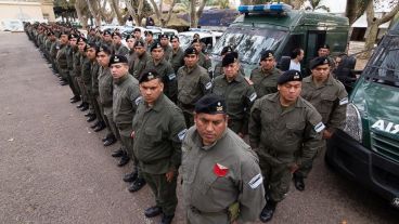 Gendarmes y otros agentes federales comienzan a patrullar los barrios de Rosario.