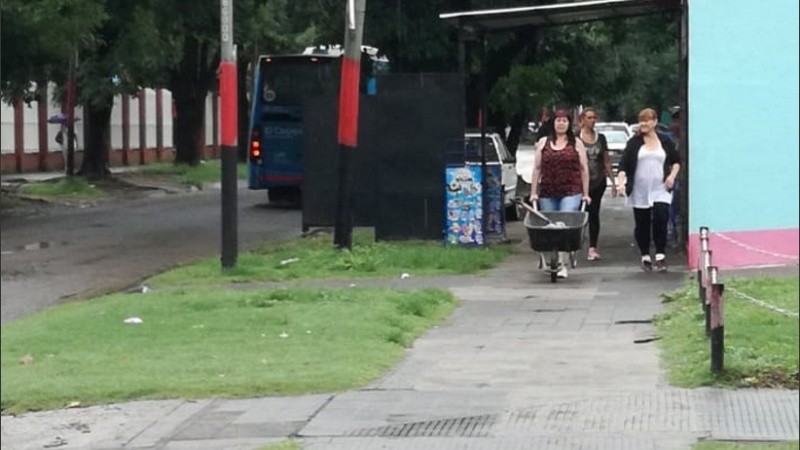 Las hermanas bacheadoras del barrio 7 de Septiembre. 
