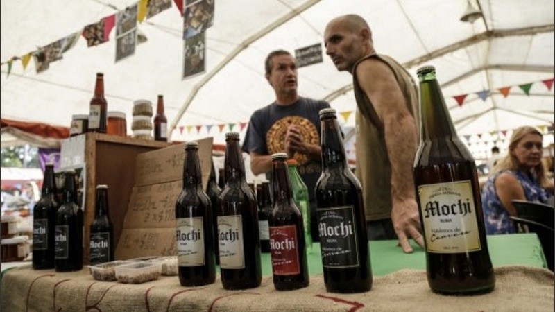 Degustación de cerveza artesanal rosarina, parte del atractivo. 