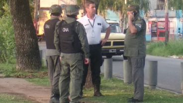 Los agentes de Gendarmería recorriendo barrios de la ciudad.