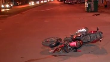 La moto que chocó contra el auto en la esquina de zona oeste.