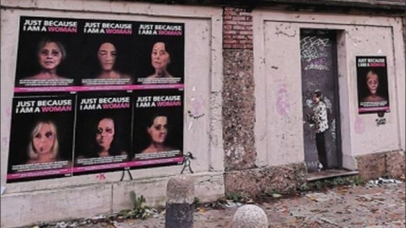 Los afiches de la campaña contra la violencia de género fueron distribuidos por las calles de Milán.