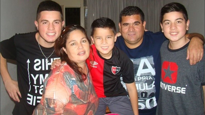 La familia Figueredo completa. Bauti, con la casaca de Newell's.