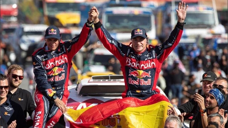 Sainz, a la derecha, y su copiloto Lucas Cruz celebran la victoria en el Dakar.