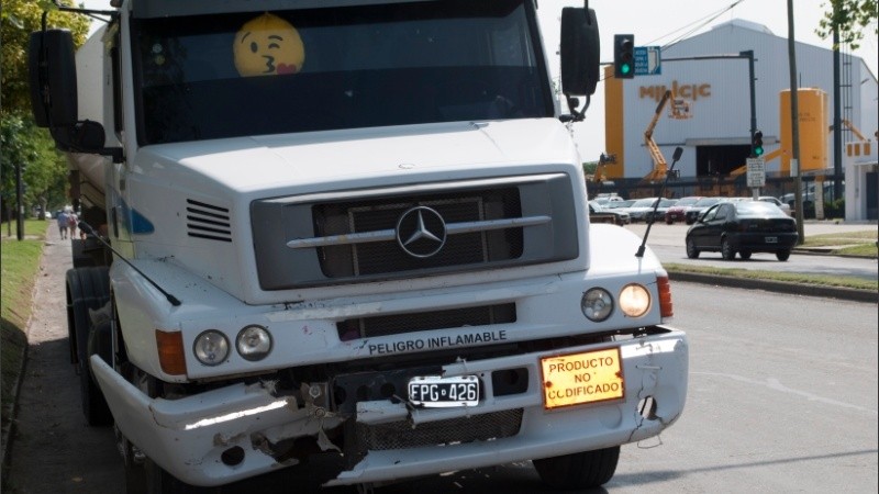 El camión con su parte delantera dañada. 