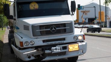 El camión con su parte delantera dañada.