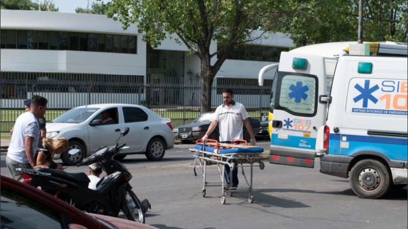 El Sies asistió a la joven herida. 