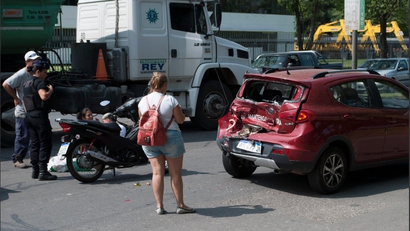Así quedó la parte trasera del auto al ser chocado por el camión. 