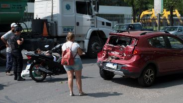 Así quedó la parte trasera del auto al ser chocado por el camión.