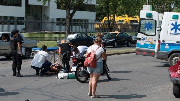 El momento en que suben en la camilla a la chica herida.