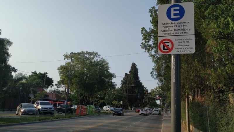 Se habilitó el estacionamiento en el margen derecho de avenida Carrasco.