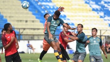 Brítez salta y mete el frentazo: el ex Unión hizo dos goles en el amistoso.