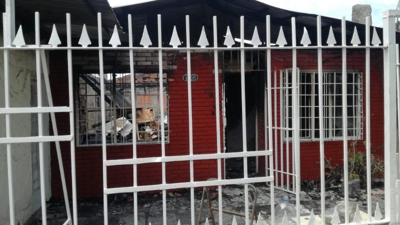 El frente de la vivienda que se quemó. 