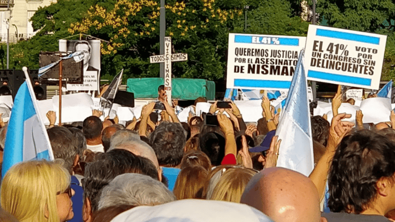 Los carteles para recordar al fiscal Nisman.