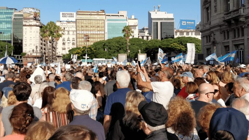 El encuentro en Buenos Aires comenzó a las 18.40 con el himno nacional.
