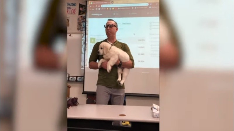 El docente  Ryan Price con el indefenso Buck entre sus manos.