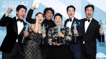 El elenco de "Parasite" celebra su premio en los SAG 2020.
