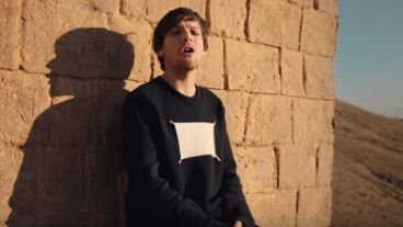 “Estas paredes altas nunca rompieron mi alma, y yo las veo a todas cayendo por ti", canta Louis Tomlinson  en "Walls".