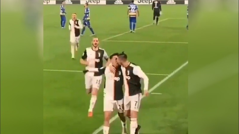 Festejo a los besos entre Ronaldo y Dybala.