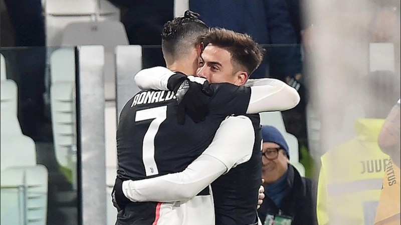Festejo a los besos entre Ronaldo y Dybala.