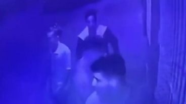 La cámara de seguridad captó a los rugbiers a la salida del boliche.