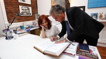 Cristina firmando el acta este martes.